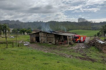 Proprietários combatem incêndio em estufa de fumo com água de poço