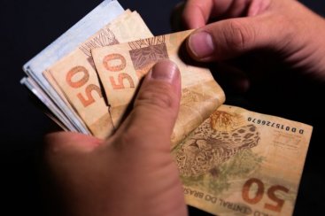 Risco de perdas no salário mínimo recompõe narrativa econômica de Lula na disputa 2022
