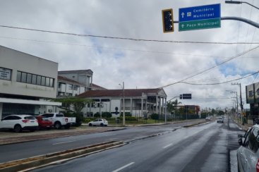 Após acidentes de trânsito, semáforos são instalados na Avenida Santos Dumont  