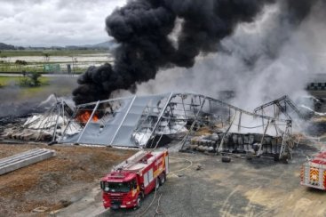 Após quase nove horas, combate a incêndio em empresa de logística entra na etapa de rescaldo