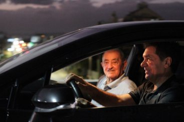 Clésio Salvaro acompanhado do pai são os primeiros a trafegar pelo viaduto no bairro São Luiz 