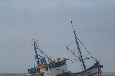 Barco de Itajaí continua encalhado na Praia do Torneiro