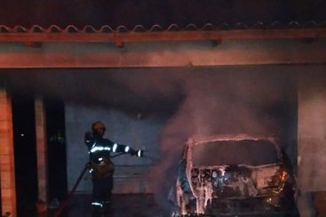 Laguna: bombeiros combatem incêndio em carro e telhado de garagem 