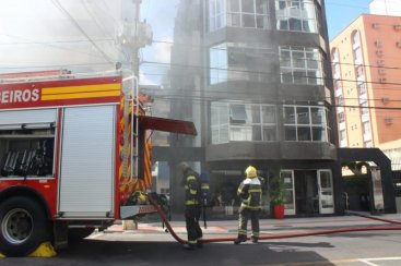 Bombeiros combatem incêndio em edifício no Centro de Criciúma 