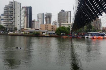Bombeiros do RS e SC realizam buscas por pessoas desaparecidas no Rio Mampituba 