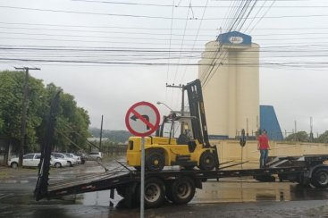 Carreta enrosca em fios e causa transtornos no trânsito na região do bairro São Luiz