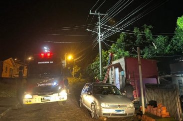 Temporal causa destelhamentos em Criciúma; Defesa Civil não descarta ter ocorrido microexplosão no Rio Maina