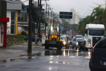 Imprudência: motoristas avançam sobre a calçada e colocam pedestres em perigo no trevo do Santo Antônio