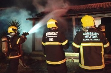 Casa pega fogo e mobiliza bombeiros na SC-434 em Imbituba