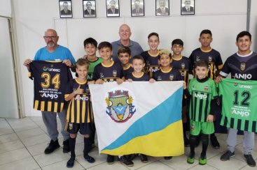 Garotada recebe uniforme do projeto Anjos do Futsal em Balneário Arroio do Silva