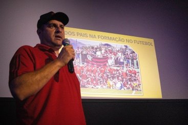 Criciúma Shopping recebe observador técnico do Flamengo em palestra direcionada a pais de atletas