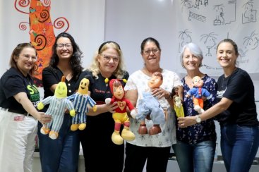 Resgatando a magia: Colecionadora que recupera e restaura bonecos raros do lixão doa parte do acervo à Unesc