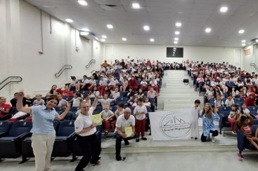 Içara: Alunos do curso de italiano recebem novos livros didáticos