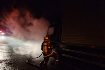 Cabine de caminhão é destruída por incêndio em Lauro Müller