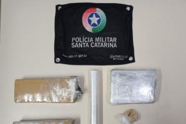 PM de Criciúma apreende mais de 1,7 quilo de drogas em pátio de casa na Mina do Mato
