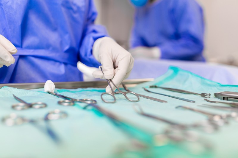 El otorrinolaringólogo realiza la cirugía después de que se detecta la lesión fúngica.