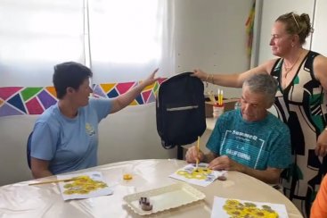 Ateliê de costura da Prefeitura de Maracajá confecciona mochilas para alunos da Apae