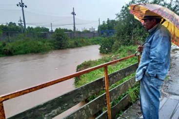 Rios elevados e móveis erguidos: moradores aflitos com as fortes chuvas em Criciúma