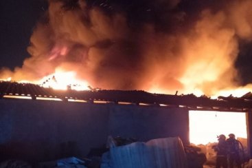 Vídeo: incêndio de grande proporção destrói pavilhão de empresa de reciclagem em Içara