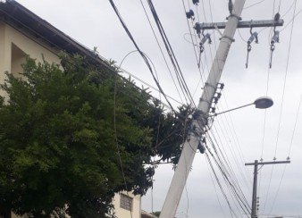 Colisão de carreta em poste provoca interdição da rodovia Luiz Rosso em Criciúma 