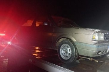 Guincho transportando carro furtado é abordado pela PMRv em Jaguaruna