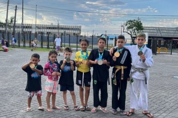 Jiu-jítsu do Projeto Amigos da Esperança conquista oito medalhas em torneio internacional