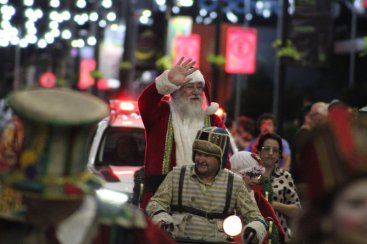 Com apresentações, desfile e chegada do Papai Noel, Criciúma inicia programação de Natal