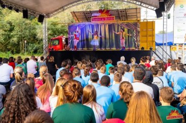 Teatro a Bordo chega a Capivari de Baixo com sua Caixola Brincante para celebrar a cultura do brinca