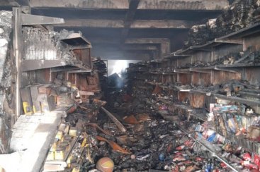 Imbituba: bombeiros combatem incêndio durante 11 horas em loja no Centro