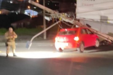 Carro colide em poste após motorista perder o controle da direção em Criciúma