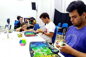 Morador de Urussanga conquista sete medalhas em campeonato de cubo mágico em Florianópolis