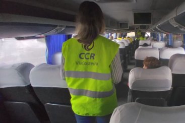 CCR ViaCosteira e PRF realizam ação educativa na rodoviária de Tubarão