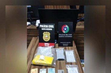 Trio é preso por tráfico de drogas com mais de 800 gramas de cocaína em Imbituba