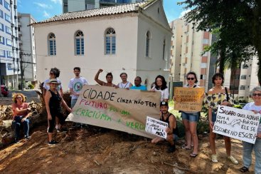 Movimento repudia corte de árvores e concretagem no entorno de museu em Criciúma 