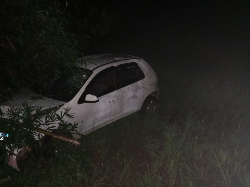 Três pessoas são conduzidas ao hospital após carro sair de pista em Meleiro