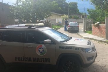 Mercado é alvo de assalto em Criciúma; veículo utilizado no crime era roubado e foi recuperado