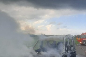 Veículo pega fogo na BR-101, em Passo de Torres