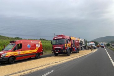 Motorista fica gravemente ferido após colisão entre caminhões na BR-101 em Maracajá
