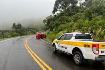 Motorista perde o controle da direção e tomba carro na SC-390 em São Joaquim