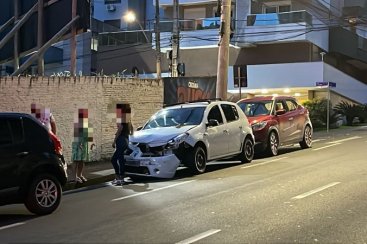 Acidente de trânsito envolve quatro veículos na rua Hercílio Luz