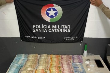 Casal é preso em flagrante com drogas, mais de R$7 mil e anotações de tráfico