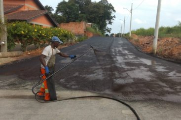 Governo de Içara trabalha na pavimentação de rua no bairro Presidente Vargas