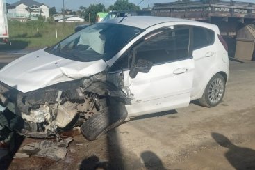 Motorista fica ferida após colisão entre carro e caminhão em Içara