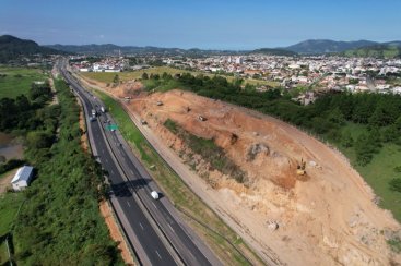 Obras das novas marginais da BR-101 em Capivari de Baixo passam por etapa de detonação de rochas 