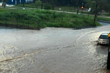 Criciúma registra 21 milímetros de chuva e tem ruas alagadas 