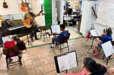 Siderópolis tem aulas gratuitas de violão e técnica vocal para estudantes