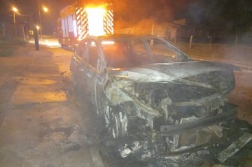 Incêndio destrói carro estacionado na rua em Santa Rosa do Sul