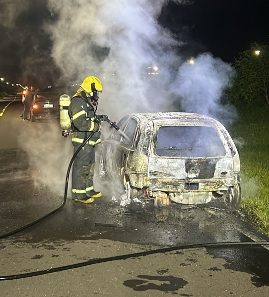 Carro é destruído por incêndio na marginal da BR-101 em Maracajá