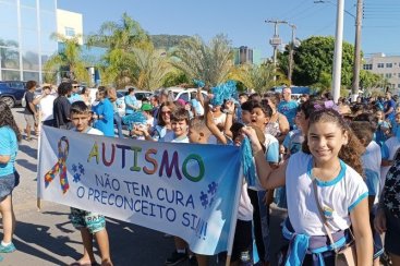 Caminhada pela Conscientização do Autismo reúne centenas de pessoas em Imbituba