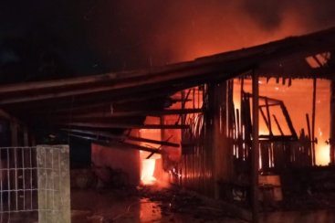 Casa é destruída por incêndio em Turvo e casal é levado ao hospital após sofrer queimaduras